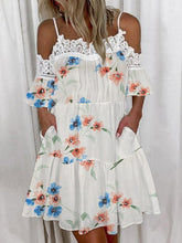 Vestido de encaje con tirantes y bolsillos con volantes estampados